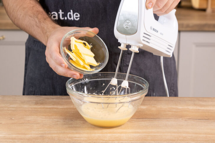 Ei mit Butter verquirlen.