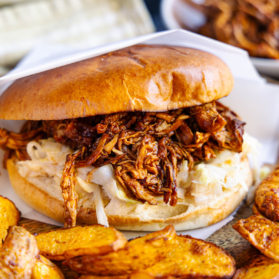 Pulled Pork Burger mit deftiger Barbecue-Sauce