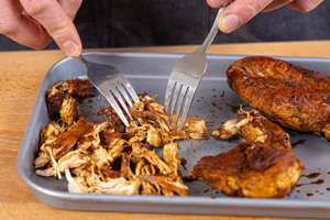 Fleisch mit 2 Gabeln kleinrupfen