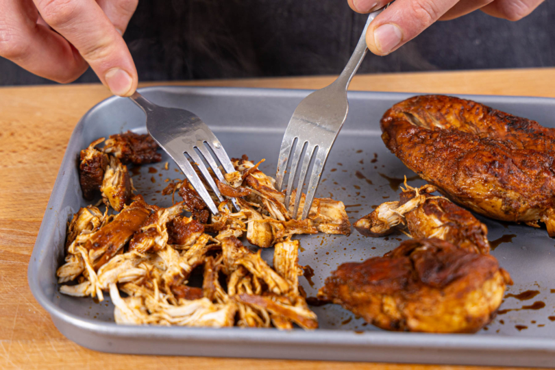 Fleisch mit 2 Gabeln kleinrupfen