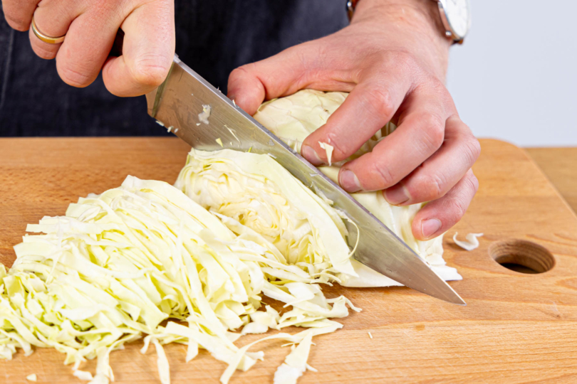 Spitzkohl in feine Streifen schneiden