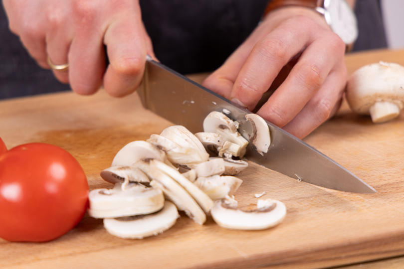 Champignons in Scheiben schneiden