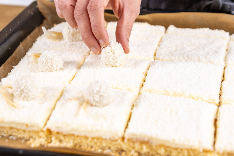 Raffaello®-Kuchen vom Blech dekorieren