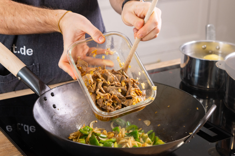 Rindfleisch wieder in den Wok geben.