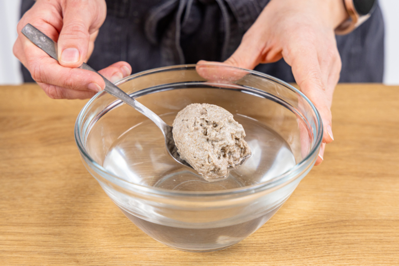 Sauerteig in Wasser geben