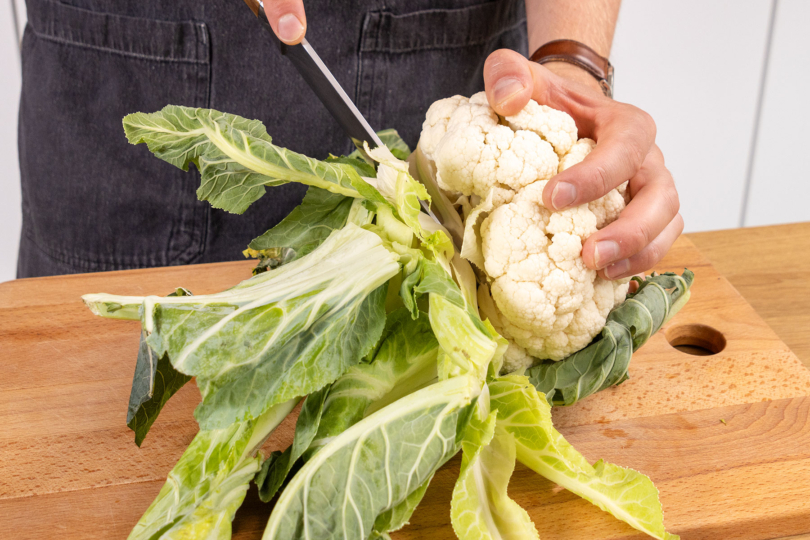 Blätter vom Blumenkohl schneiden