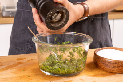 Dressing für den Blumenkohlsalat würzen