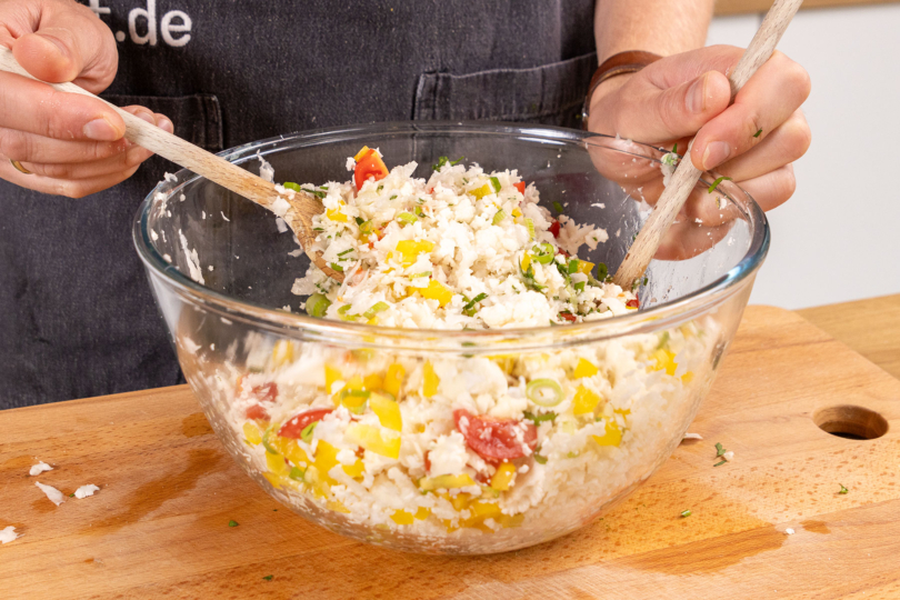 Rohen Blumenkohlsalat vermischen