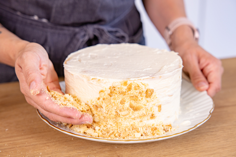 Brösel auf Torte verteilen