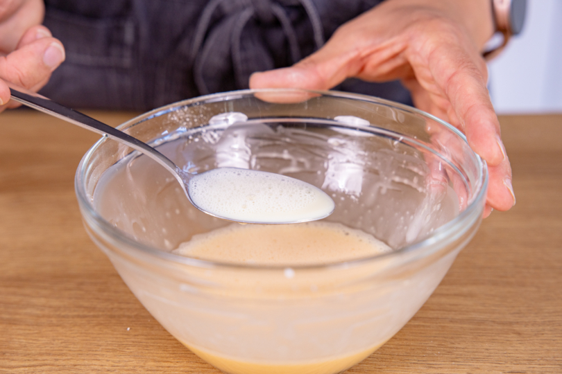 Esslöffel Milch dazugeben