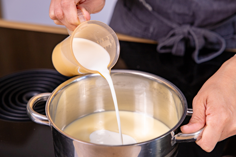 Milch dazu gießen