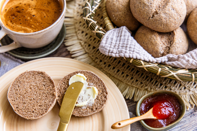 Schnelle Dinkel-Roggen-Brötchen servieren