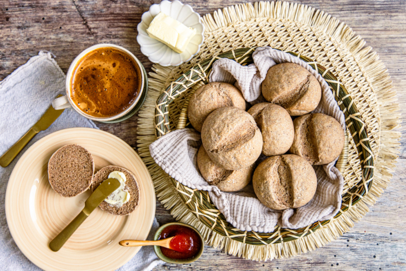 Schnelle Dinkel-Roggen-Brötchen backen