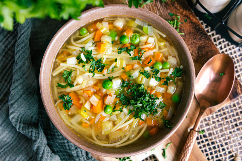 Schnelle Nudelsuppe mit Gemüse