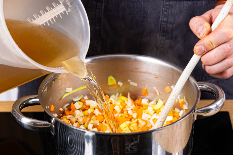 Gemüsebrühe und Nudeln dazugeben und aufkochen