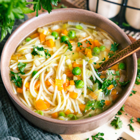 Schnelle Nudelsuppe mit Gemüse servieren