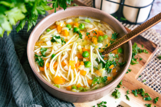 Schnelle Nudelsuppe mit Gemüse servieren