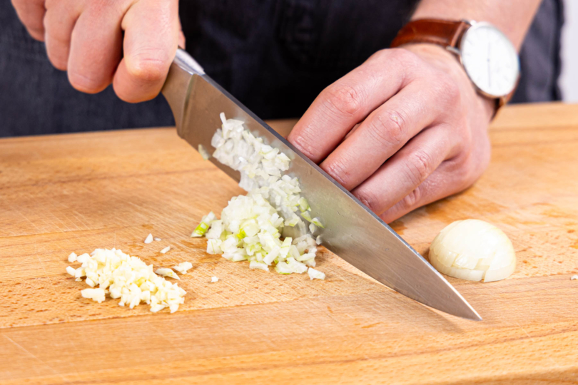 Zwiebeln und Knoblauch fein hacken