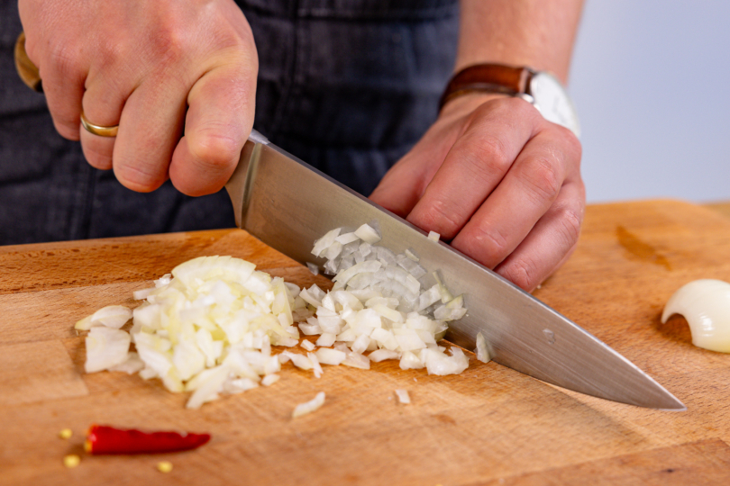 Zwiebel und Chili schneiden