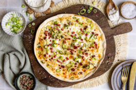 Schneller Flammkuchen mit Frühlingszwiebel und Schinkenwürfel