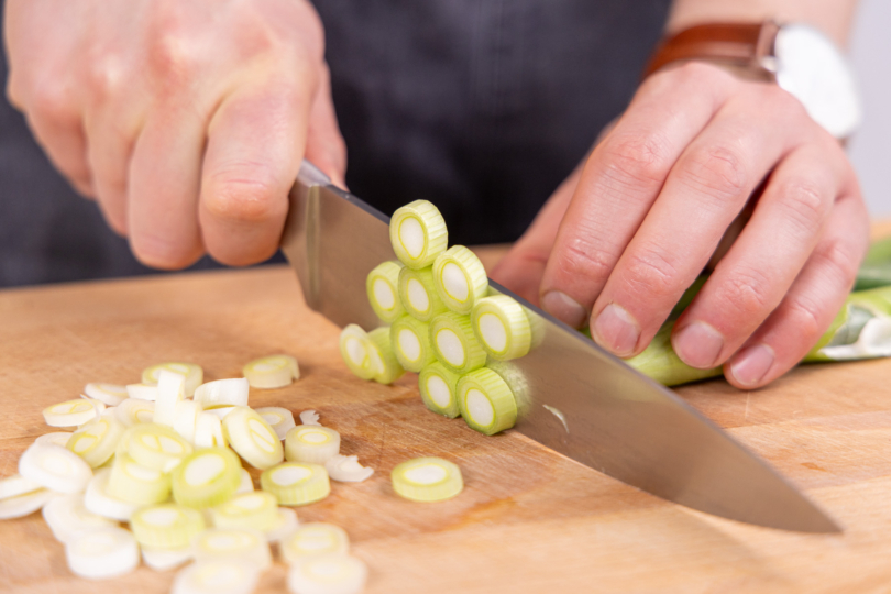 Frühlingszwiebel in Ringe schneiden