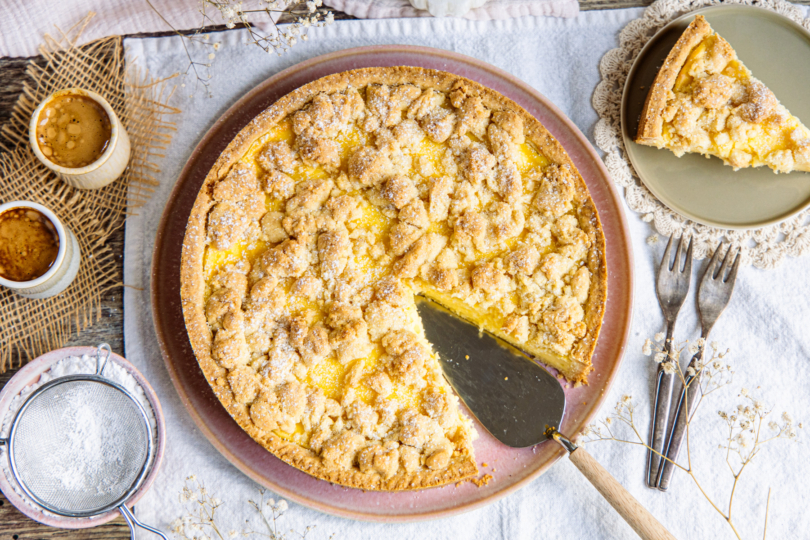 Schneller Puddingkuchen mit Mürbeteigboden und Streuseln