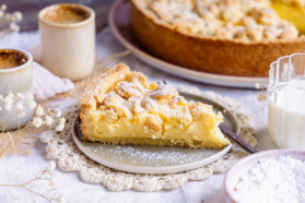 Schneller Puddingkuchen mit Streuseln mit Puderzucker servieren