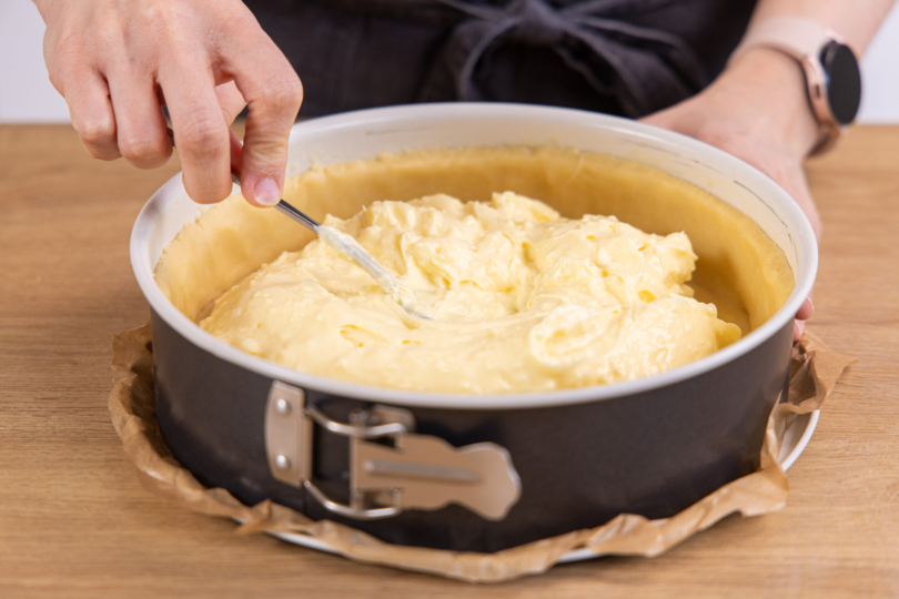 Puddingmasse auf dem Mürbeteigboden verstreichen