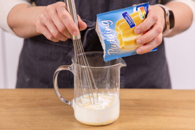 Puddingpulver und Milch verrühren