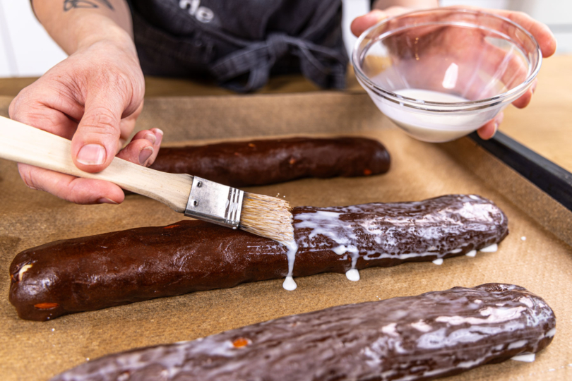 Schoko-Cantuccini mit Milch einpinseln