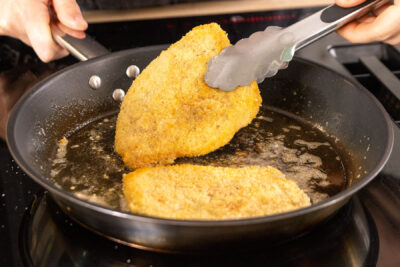 paniertes Schweineschnitzel braten