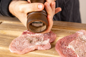 Schweineschnitzel würzen