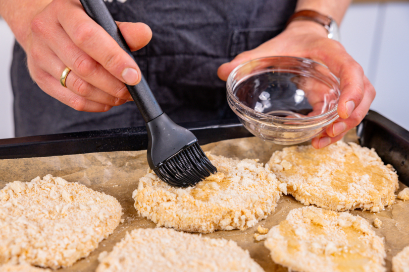 panierte Sellerieschnitzel mit Öl einpinseln