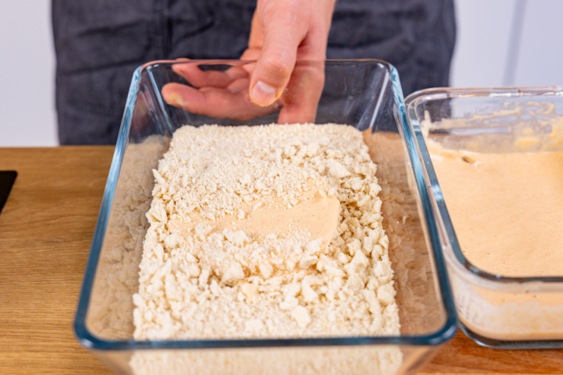 Sellerieschnitzel in Panko-Paniermehl-Mischung wälzen