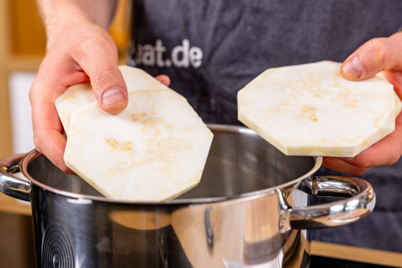 Selleriescheiben vorkochen