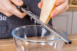 Parmesan fein reiben