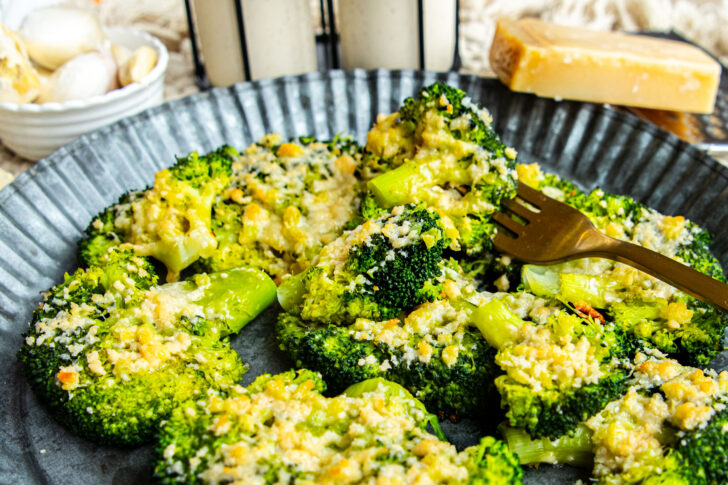 Smashed Brokkoli mit Parmesan