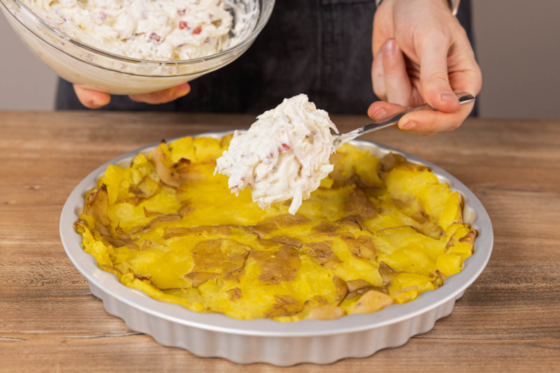 Quarkmasse auf die zerdrückten Kartoffeln geben