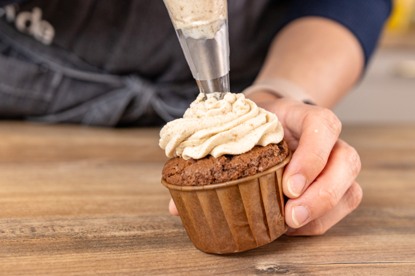 Erdnussbutter auf Muffins spritzen