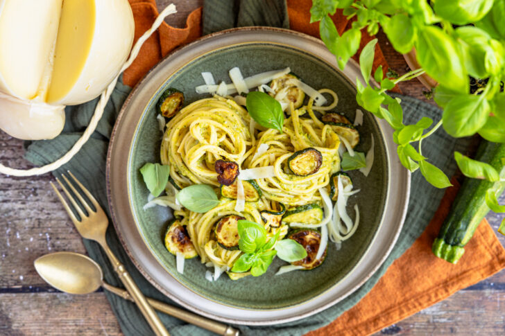 Spaghetti alla nerano: Italienische Pasta mit Zucchini top-down
