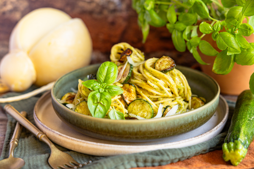 Spaghetti alla nerano: Italienische Pasta mit Zucchini mit Basilikum garniert