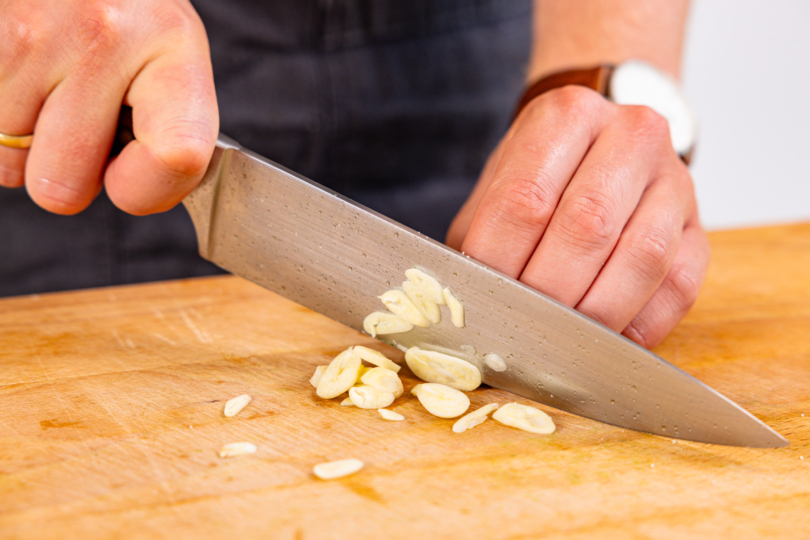 Knoblauch in feine Scheiben schneiden