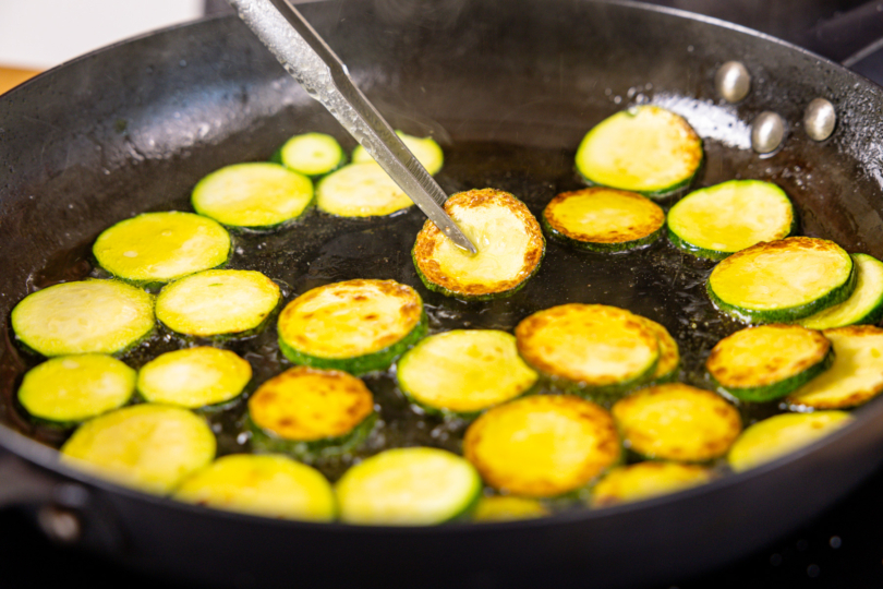 Zucchini in heißem Öl frittieren