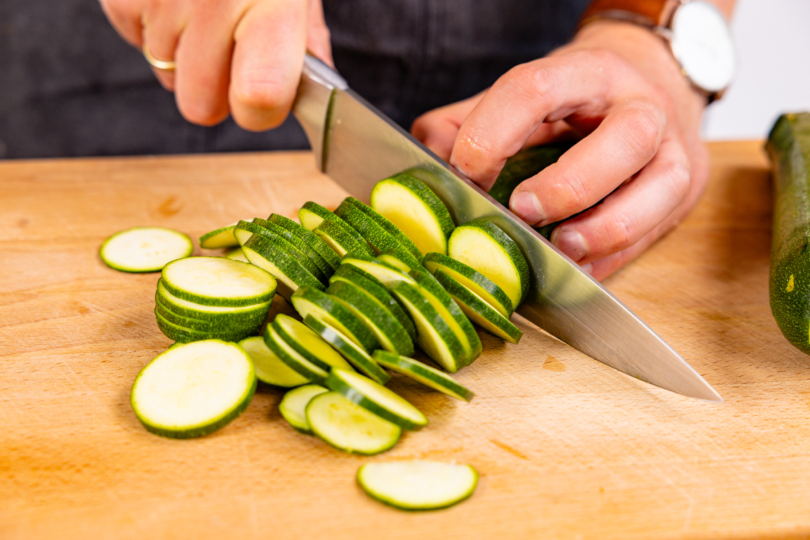 Zucchini in Scheiben schneiden