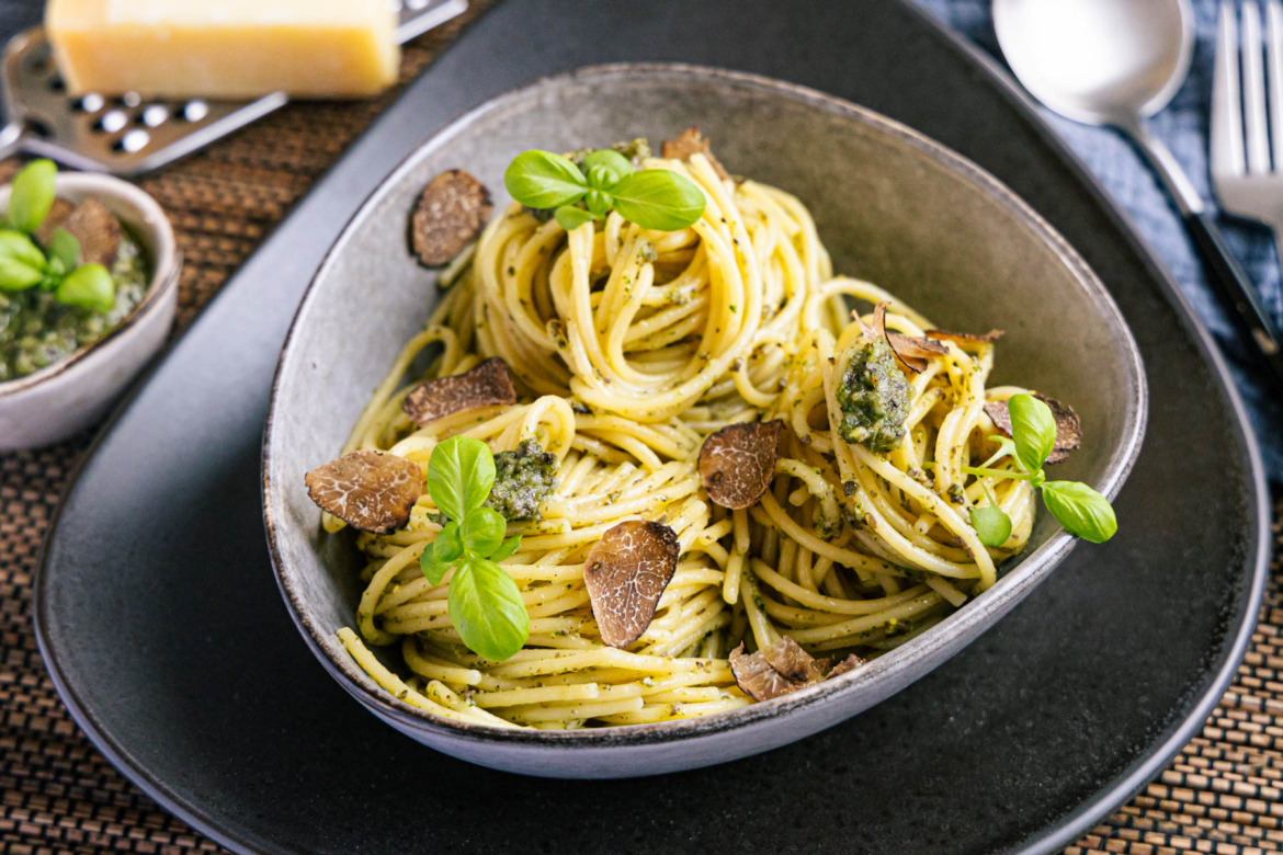 Spaghetti mit Trüffel-Pesto servieren