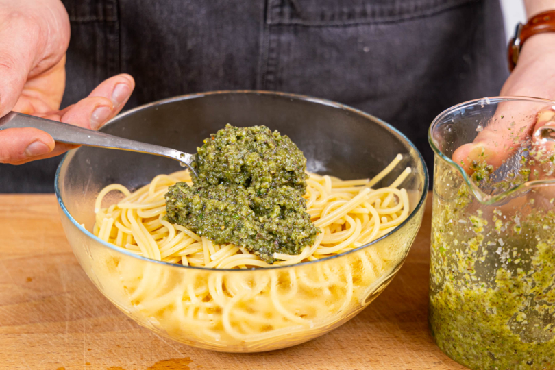 Pesto und Pasta vermengen