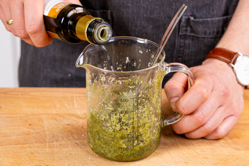 Trüffelöl und geriebenen Parmesan unter das Pesto rühren