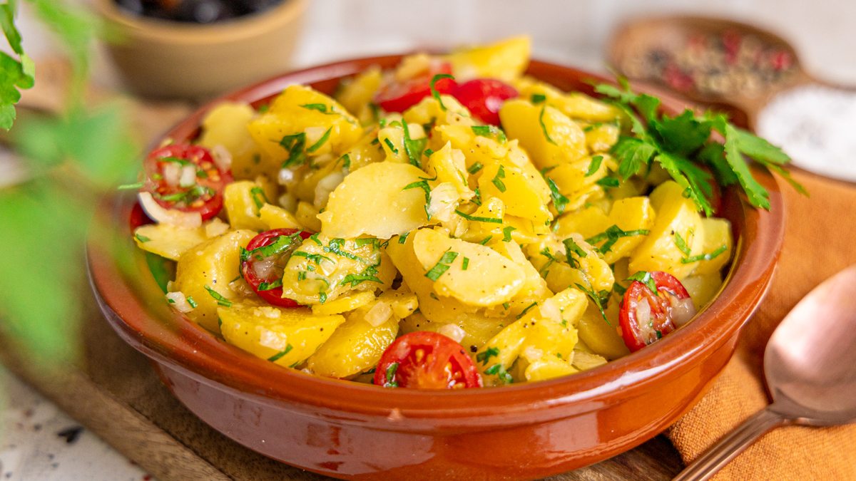 Spanischer Kartoffelsalat 'Patatas Aliñadas'