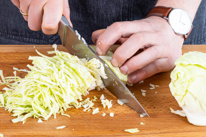 Spitzkohl in feine Streifen schneiden