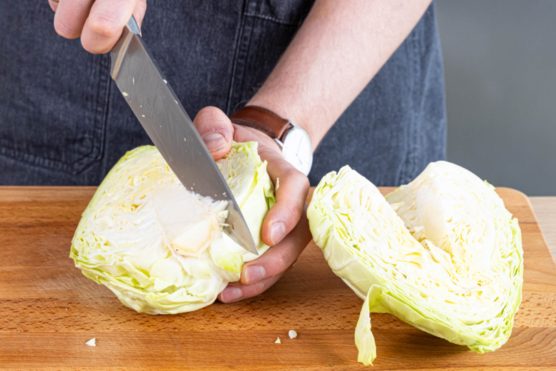 Kohl halbieren und Srunk entfernen